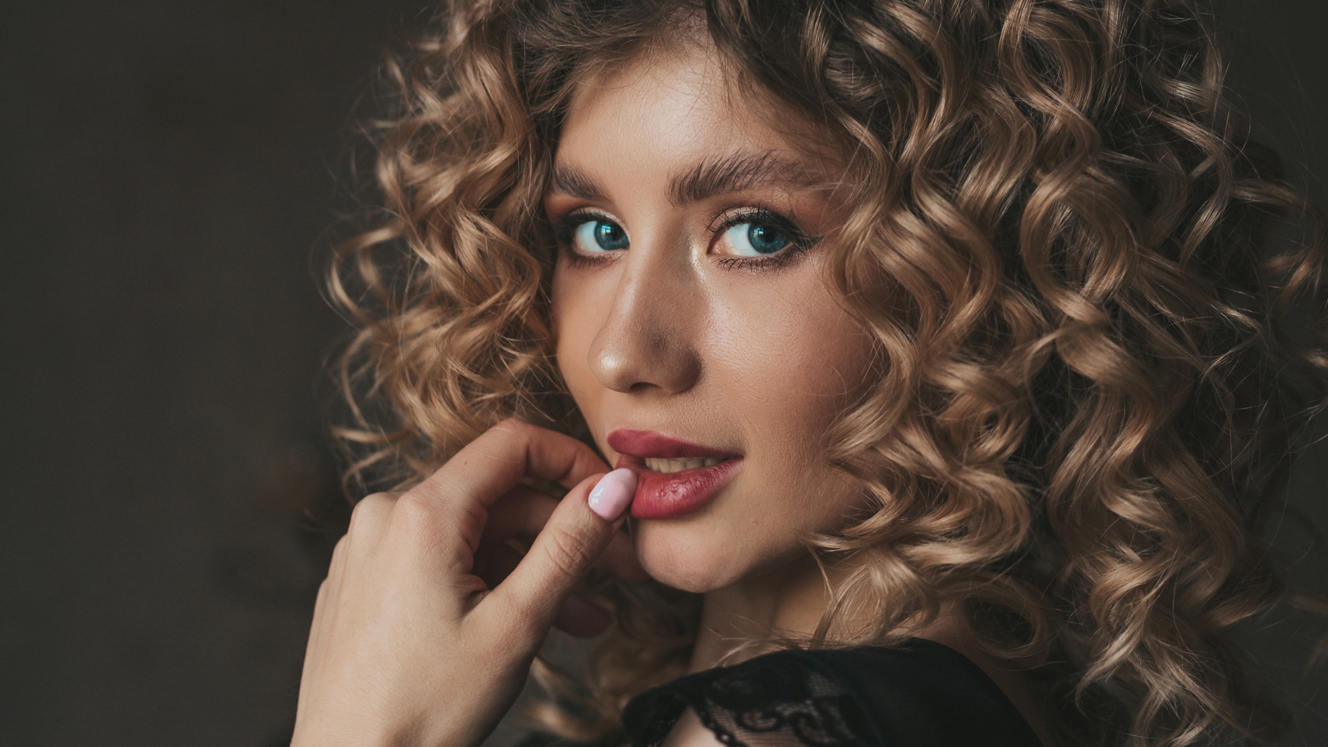 Enhance your curls: The secrets of a hair routine adapted to curly hair - Maquillage Yeux Marron