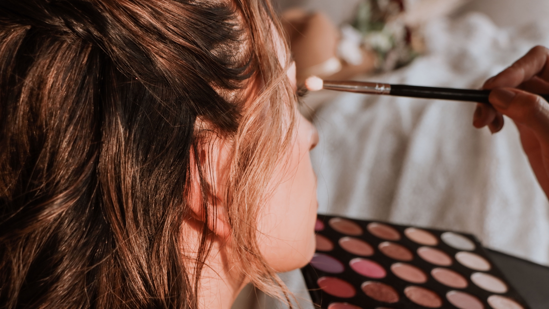 Festive make-up inspirations: Christmas motifs for a glamorous and magical look - Maquillage Yeux Marron