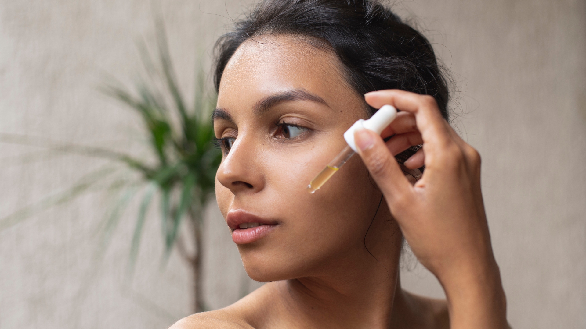 Natural beauty secrets: facial oils to include in your daily routine - Maquillage Yeux Marron